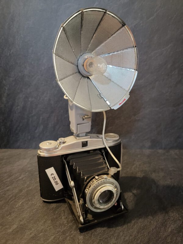 Antieke camera met flitslamp