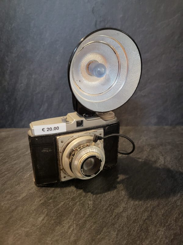 Antieke camera met flitslamp