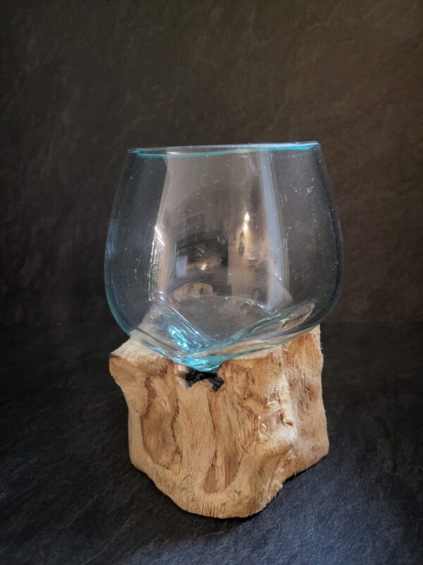 Glas op hout met kleine kom