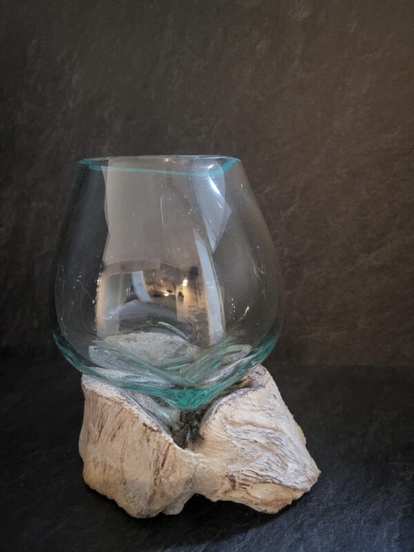 Glas op wit hout met medium kom