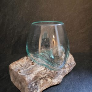 Glas op wit hout met kleine kom