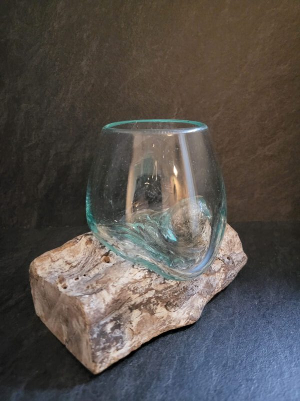 Glas op wit hout met kleine kom